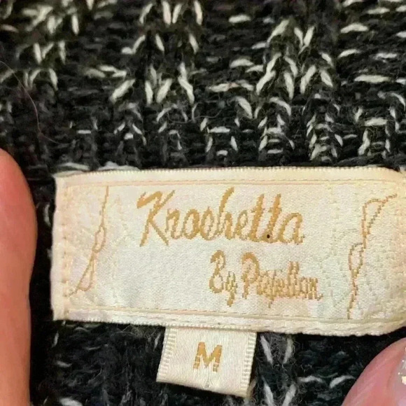 Papillion  Krochetta 100% acrylic sweater with three buttons up the front w hood - Picture 4 of 7